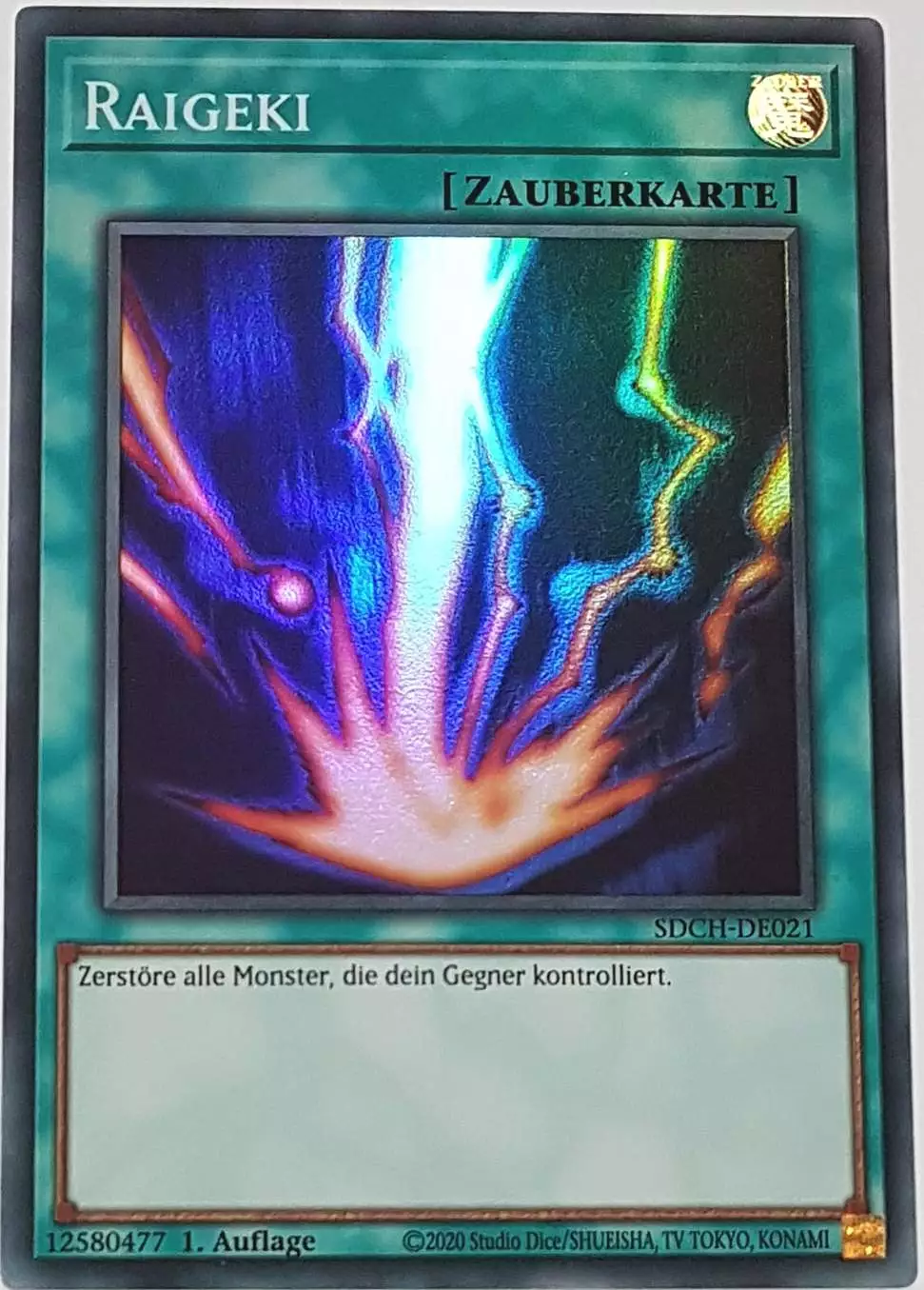 Raigeki SDCH-DE021 ist in Super Rare Yu-Gi-Oh Karte aus Spirit Charmers 1. Auflage