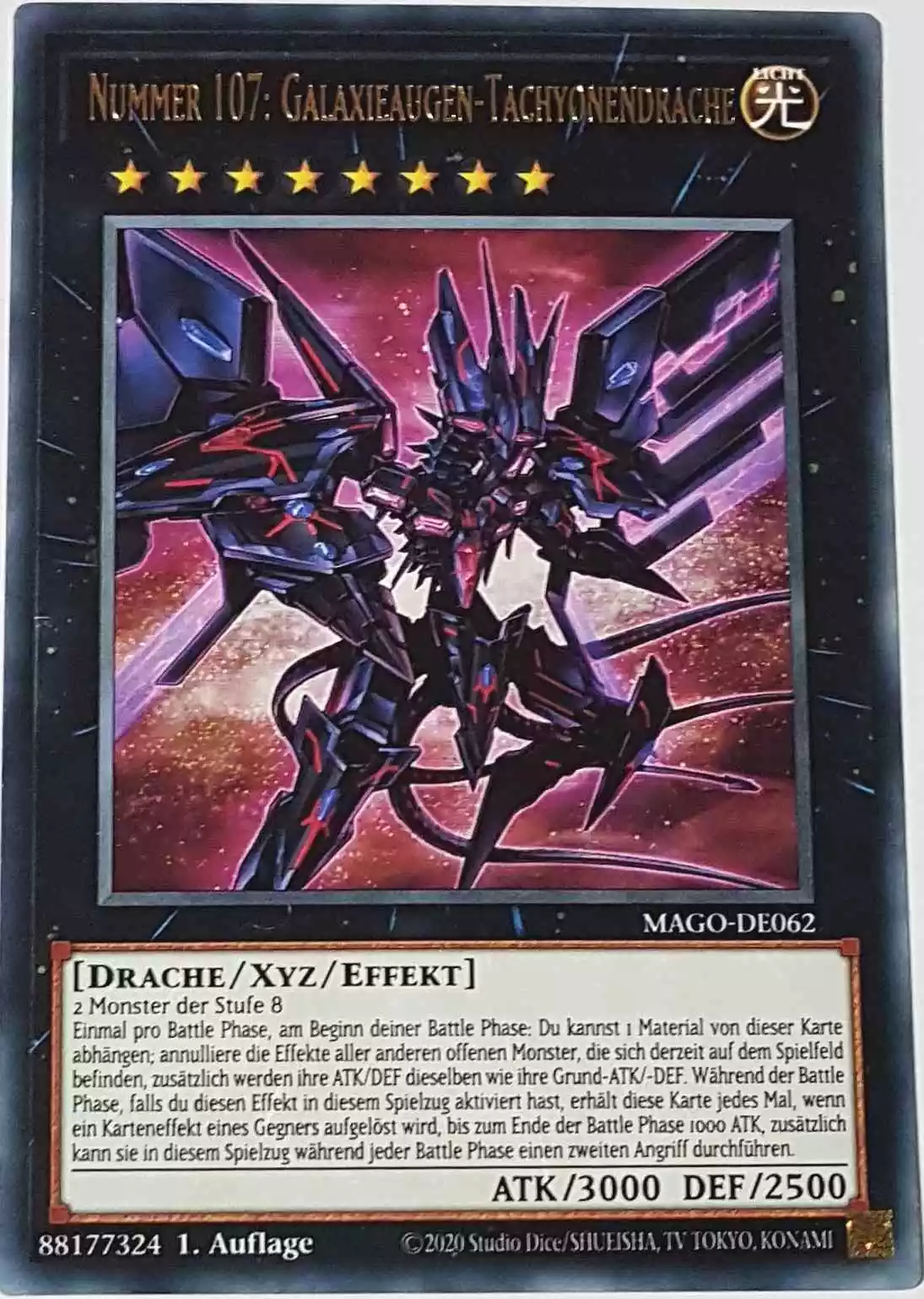 Nummer 107: Galaxieaugen-Tachyonendrache MAGO-DE062 ist in Gold Rare Yu-Gi-Oh Karte aus Maximum Gold 1. Auflage