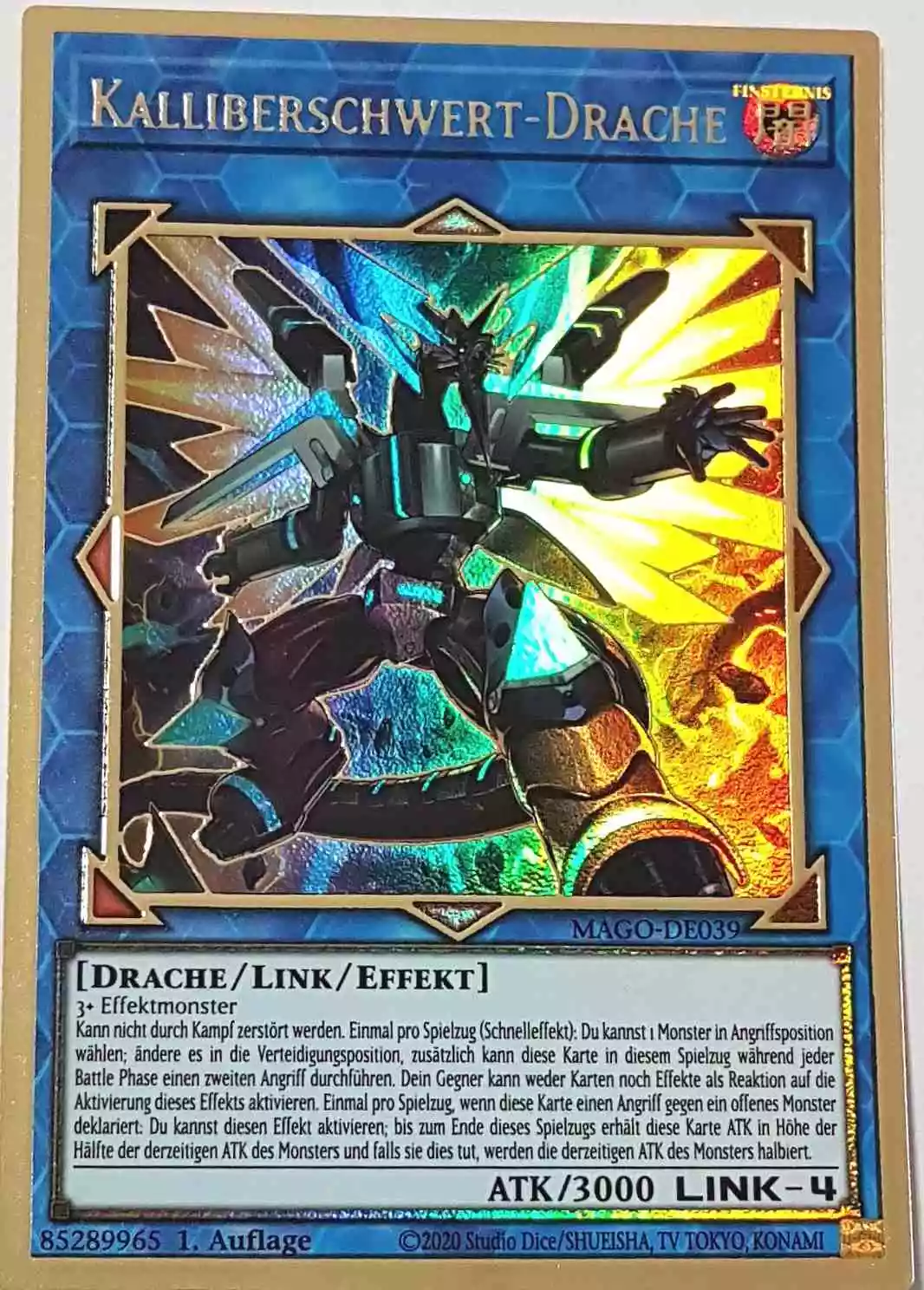 Kalliberschwert-Drache (alternativ art) MAGO-DE039 ist in Premium Gold Rare Yu-Gi-Oh Karte aus Maximum Gold 1. Auflage