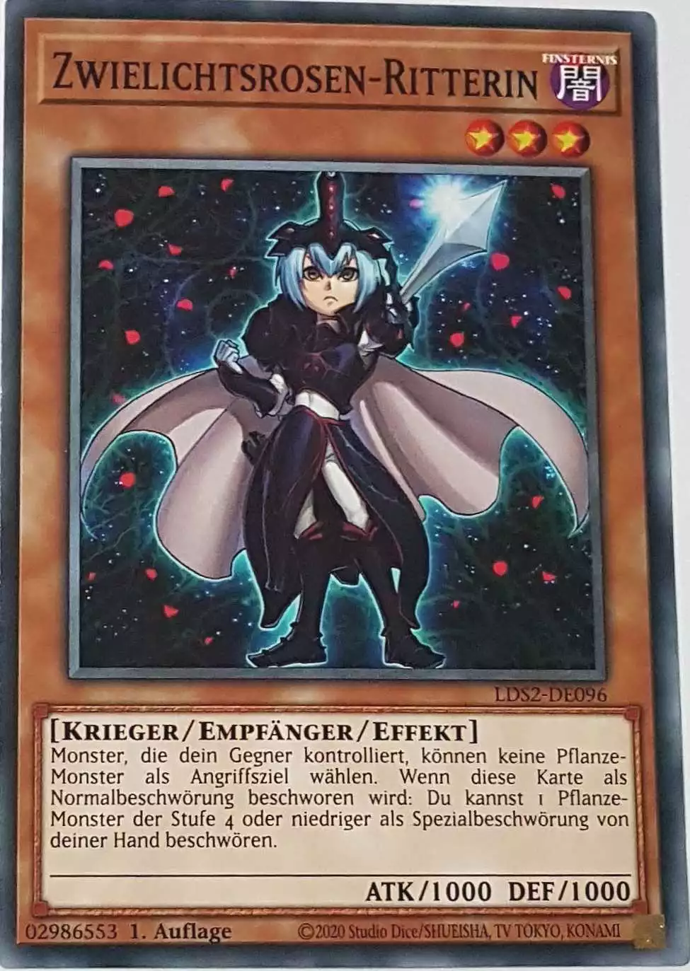 Zwielichtsrosen-Ritterin LDS2-DE096 ist in Common Yu-Gi-Oh Karte aus Legendary Duelists: Season 2 1.Auflage