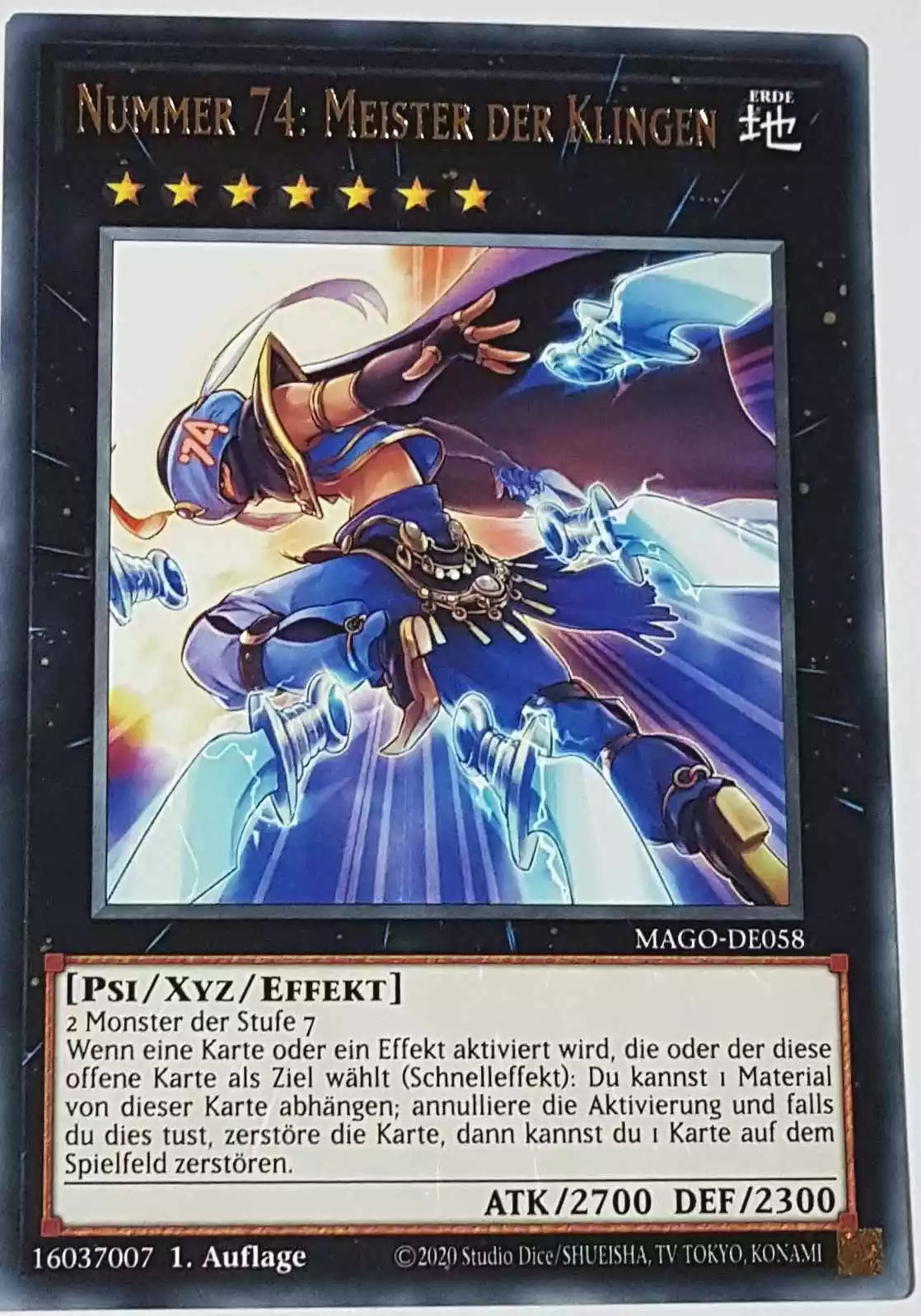 Nummer 74: Meister der Klingen MAGO-DE058 ist in Gold Rare Yu-Gi-Oh Karte aus Maximum Gold 1. Auflage