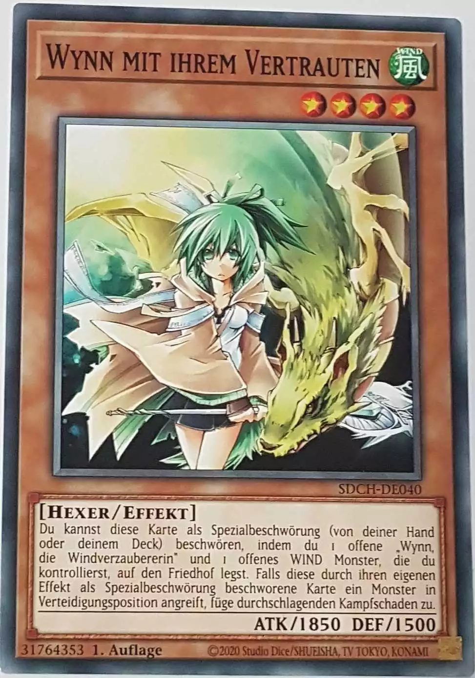 Wynn mit ihrem Vertrauten SDCH-DE040 ist in Common Yu-Gi-Oh Karte aus Spirit Charmers 1. Auflage