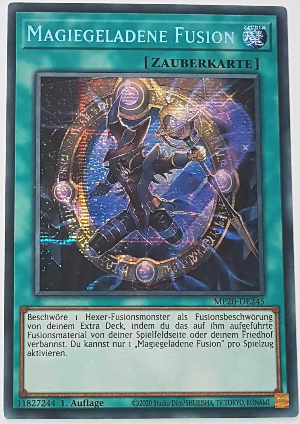 Magiegeladene Fusion MP20-DE245 ist in Prismatic Secret Rare Yu-Gi-Oh Karte aus 2020 Tin of Lost Memories 1.Auflage