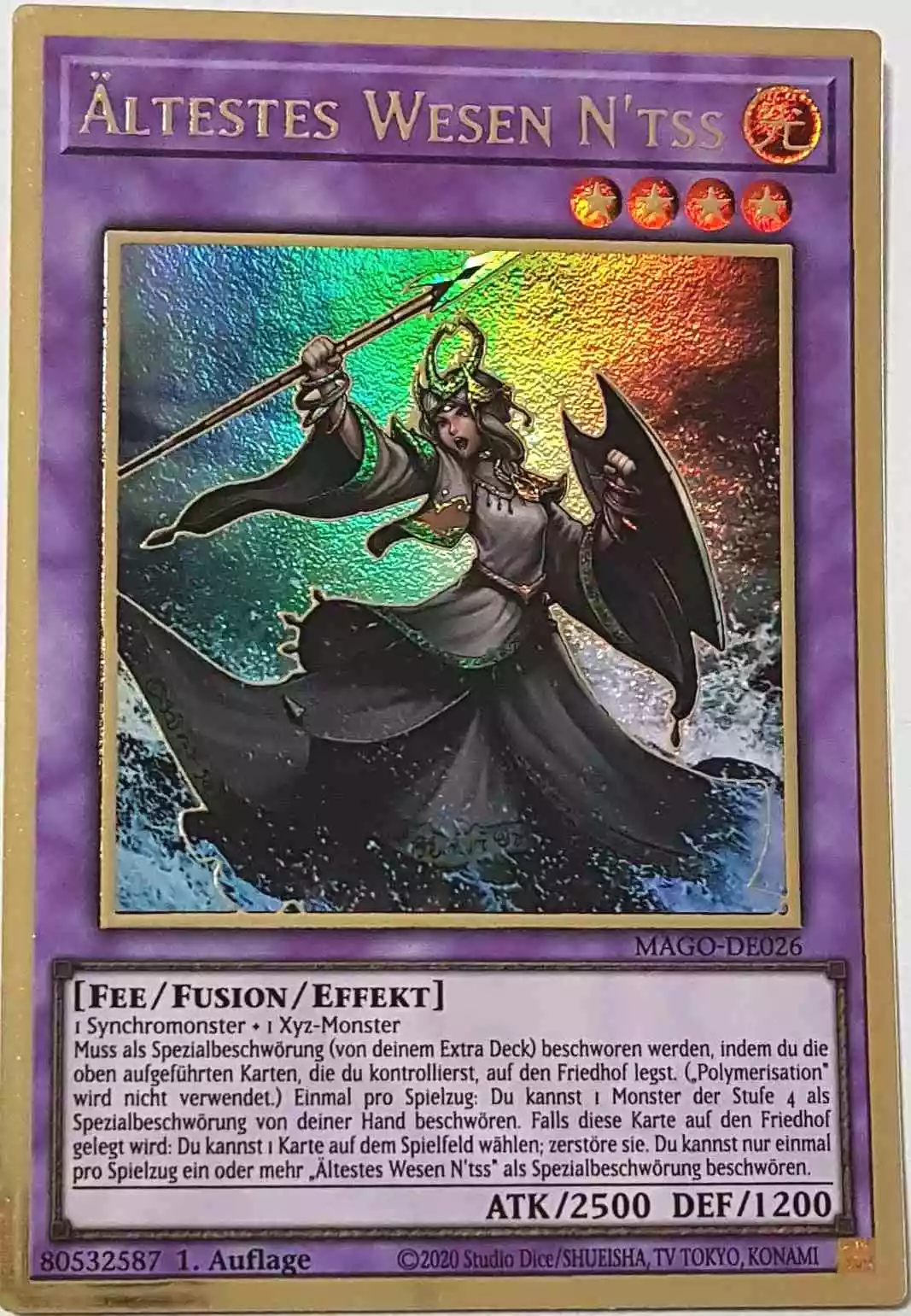 Ältestes Wesen N'tss MAGO-DE026 ist in Premium Gold Rare Yu-Gi-Oh Karte aus Maximum Gold 1. Auflage