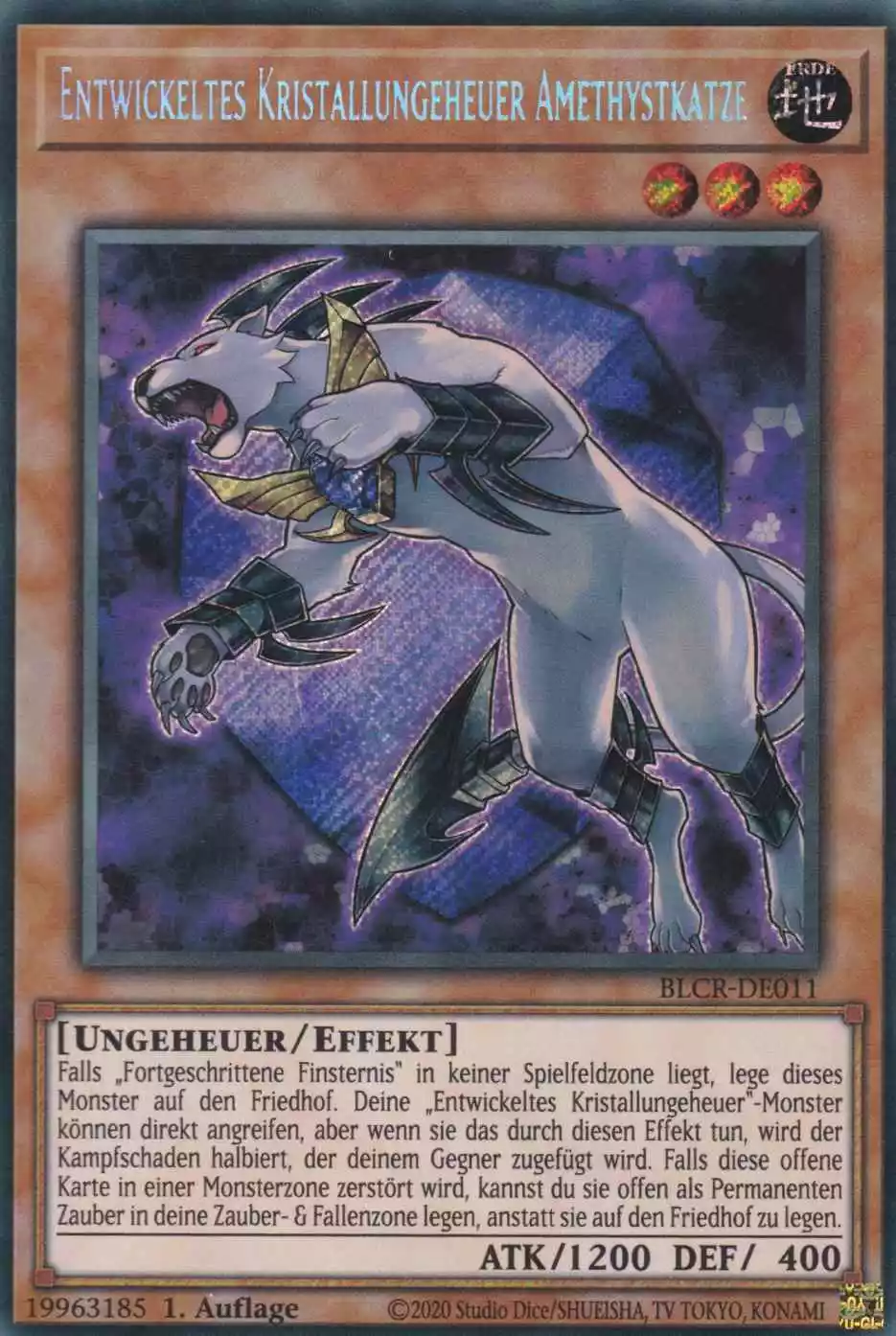 Entwickeltes Kristallungeheuer Amethystkatze BLCR-DE011 ist in Secret Rare Yu-Gi-Oh Karte aus Battles of Legend Crystal Revenge 1.Auflage