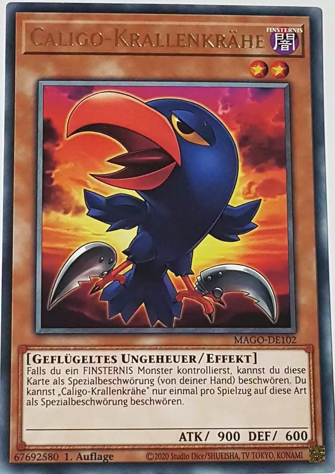 Caligo-Krallenkrähe MAGO-DE102 ist in Gold Rare Yu-Gi-Oh Karte aus Maximum Gold 1. Auflage