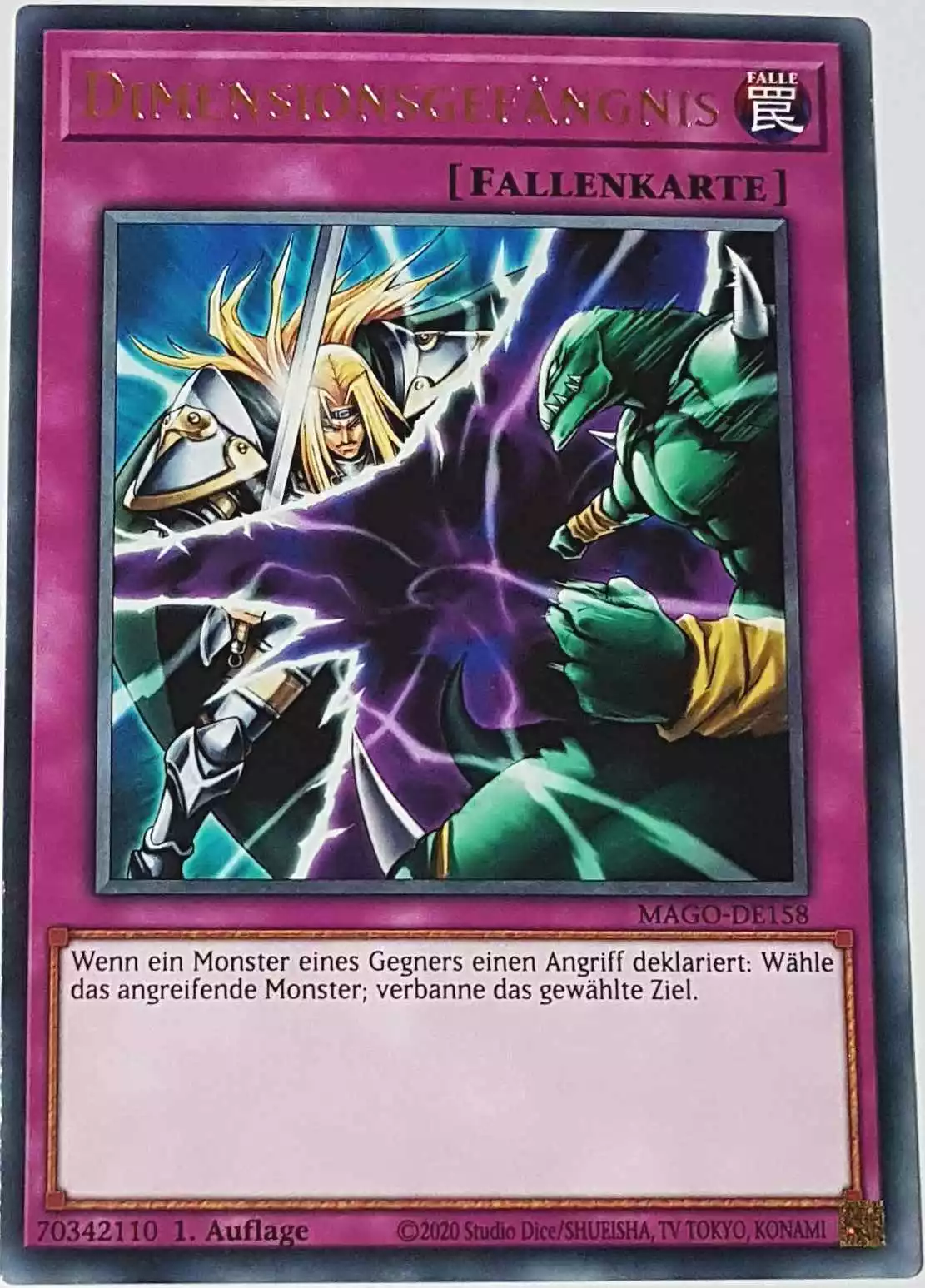 Dimensionsgefängnis MAGO-DE158 ist in Gold Rare Yu-Gi-Oh Karte aus Maximum Gold 1. Auflage