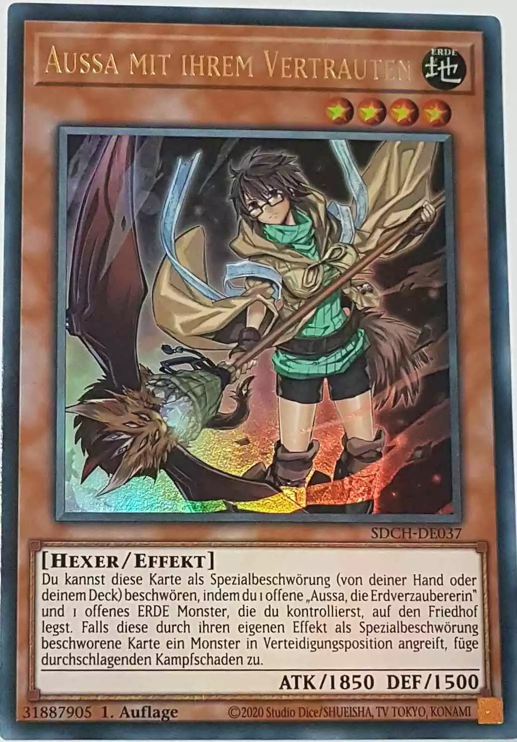 Aussa mit ihrem Vertrauten (alternativ art) SDCH-DE037-1 ist in Ultra Rare Yu-Gi-Oh Karte aus Spirit Charmers 1. Auflage
