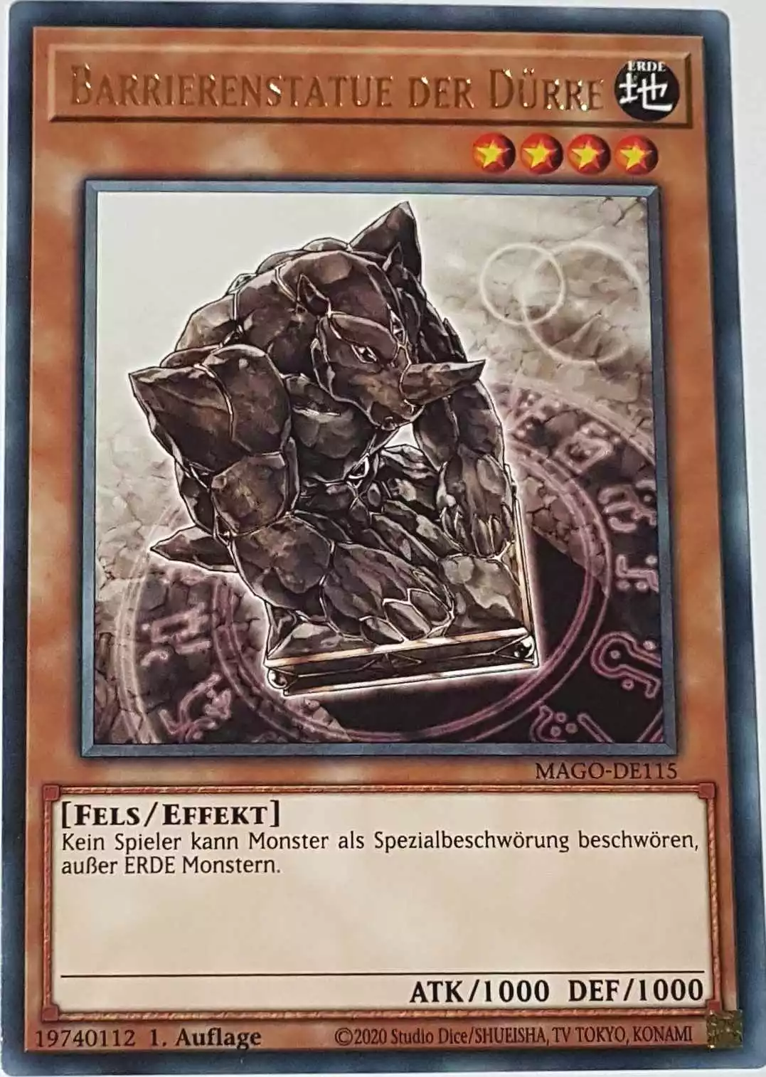 Barrierenstatue der Dürre MAGO-DE115 ist in Gold Rare Yu-Gi-Oh Karte aus Maximum Gold 1. Auflage