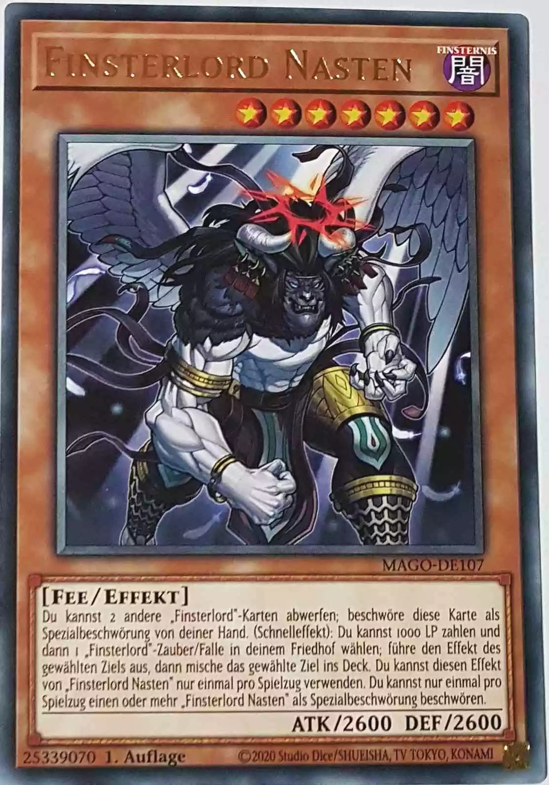 Finsterlord Nasten MAGO-DE107 ist in Gold Rare Yu-Gi-Oh Karte aus Maximum Gold 1. Auflage