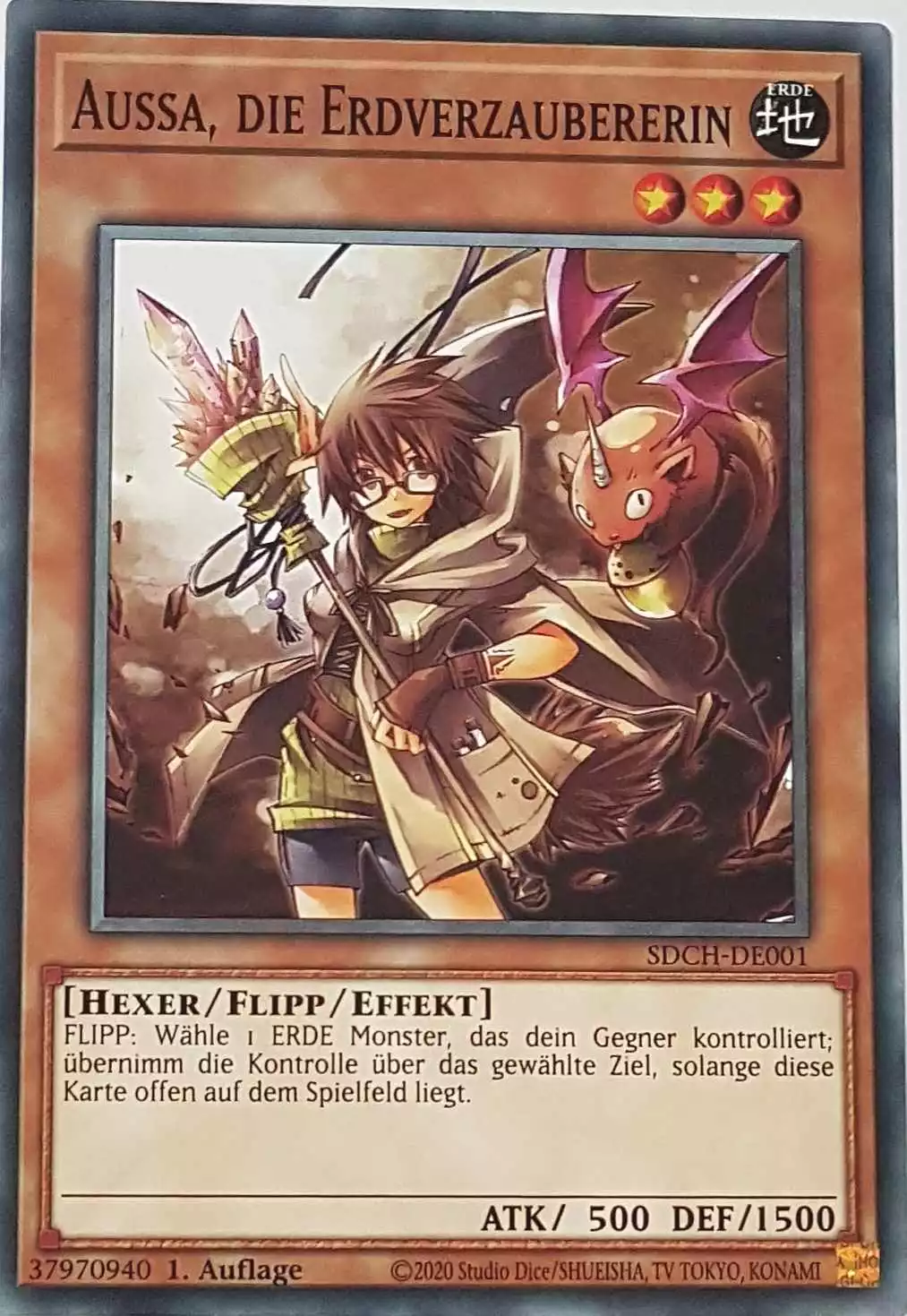 Aussa, die Erdverzaubererin SDCH-DE001 ist in Common Yu-Gi-Oh Karte aus Spirit Charmers 1. Auflage