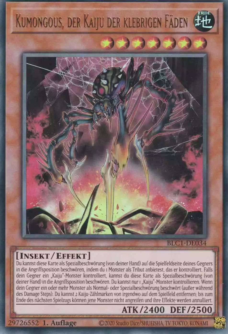 Kumongous, der Kaiju der klebrigen Fäden BLC1-DE034 ist in Ultra Rare Yu-Gi-Oh Karte aus Battles of Legend Chapter 1 1.Auflage