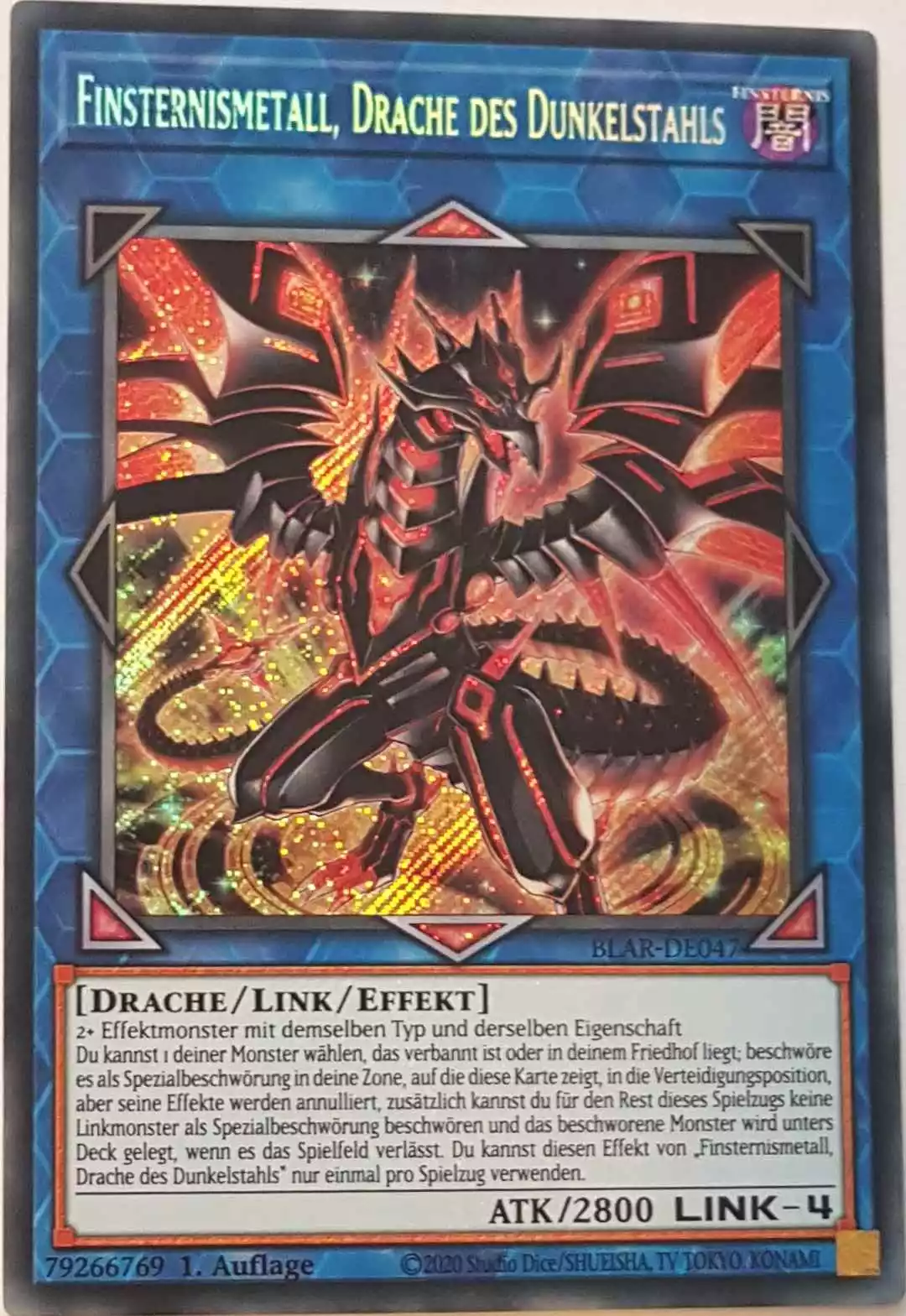 Finsternismetall, Drache des Dunkelstahls BLAR-DE047 ist in Secret Rare Yu-Gi-Oh Karte aus Battles of Legend: Armageddon 1.Auflage