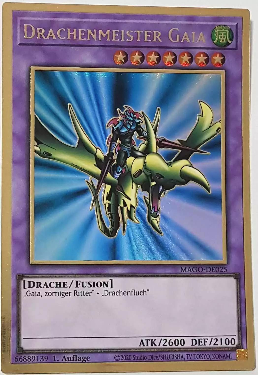Drachenmeister Gaia MAGO-DE025 ist in Premium Gold Rare Yu-Gi-Oh Karte aus Maximum Gold 1. Auflage