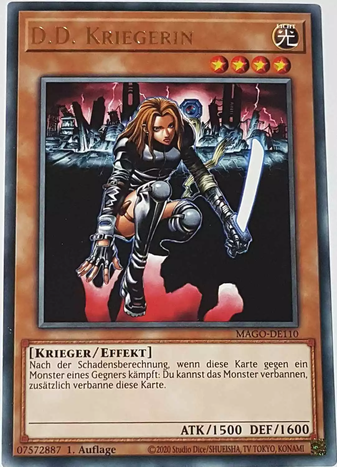D.D. Kriegerin MAGO-DE110 ist in Gold Rare Yu-Gi-Oh Karte aus Maximum Gold 1. Auflage
