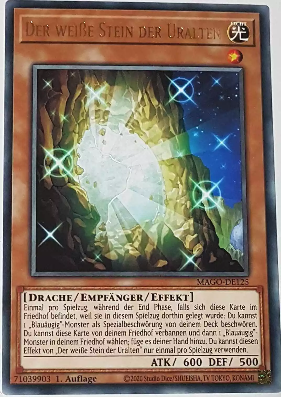 Der weiße Stein der Uralten MAGO-DE125 ist in Gold Rare Yu-Gi-Oh Karte aus Maximum Gold 1. Auflage
