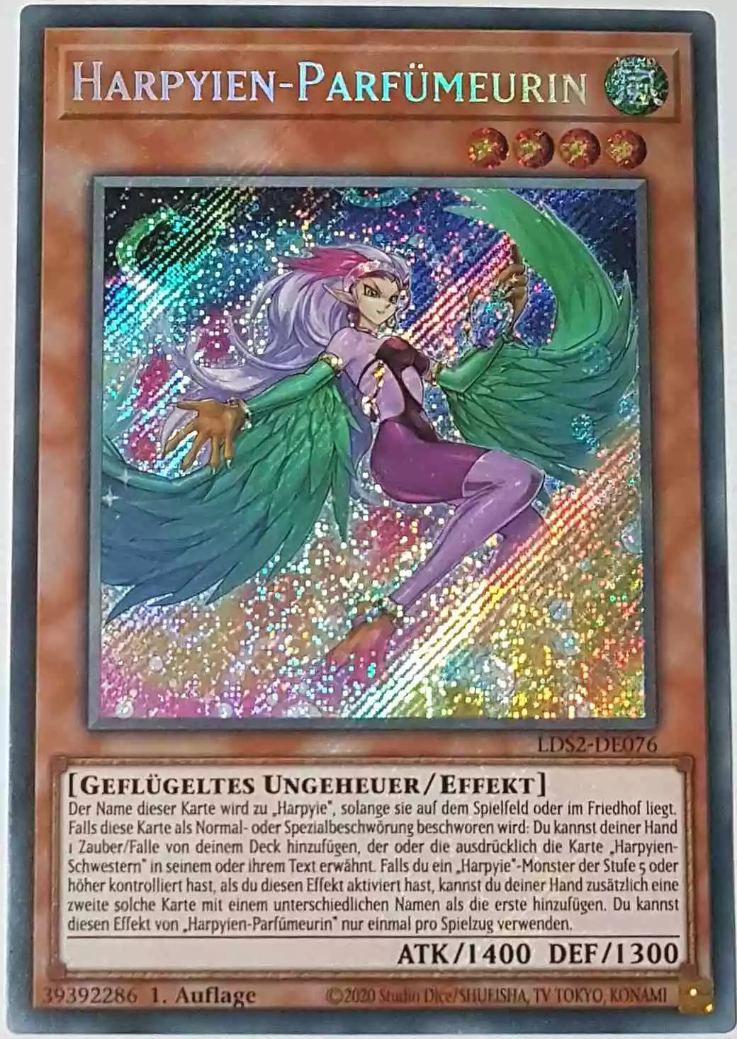 Harpyien-Parfümeurin LDS2-DE076 ist in Secret Rare Yu-Gi-Oh Karte aus Legendary Duelists: Season 2 1.Auflage