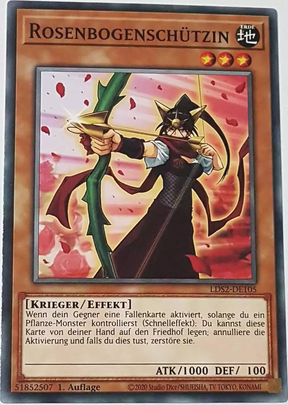 Rosenbogenschützin LDS2-DE105 ist in Common Yu-Gi-Oh Karte aus Legendary Duelists: Season 2 1.Auflage